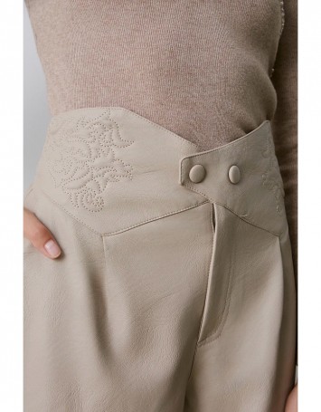 Nakış Detaylı Bej Deri Pantolon Nakış Detaylı Bej Deri Pantolon