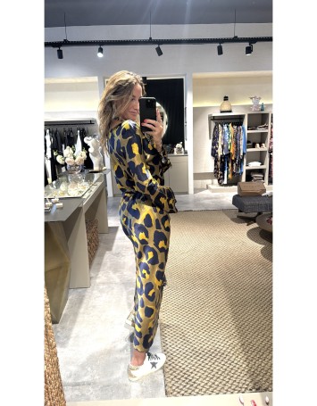 Leopar Desenli Bluz ve Etek Takım Leopar Desenli Bluz ve Etek Takım