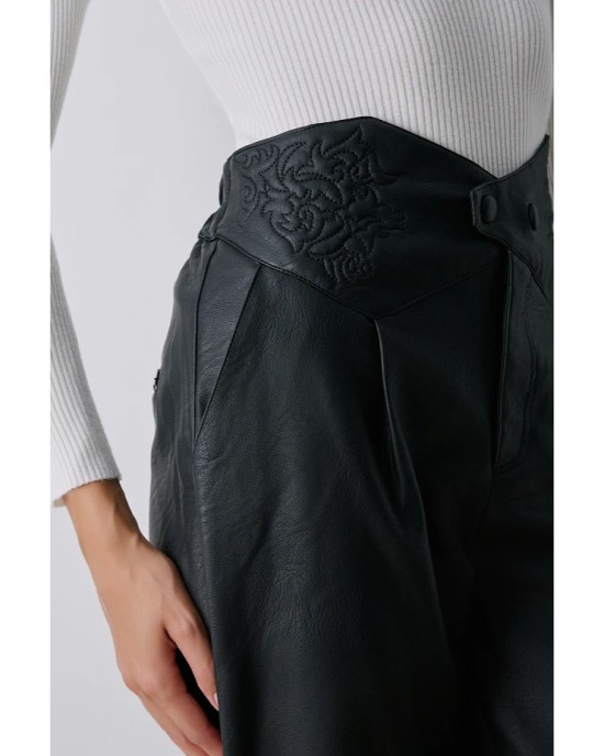Nakış Detaylı Siyah Deri Pantolon