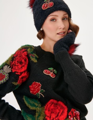 El İşlemeli Gül Detaylı Siyah Triko Kazak El İşlemeli Gül Detaylı Siyah Triko Kazak